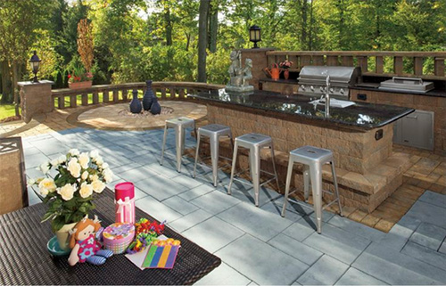 3 Reasons to Add an Outdoor Kitchen to your Backyard!